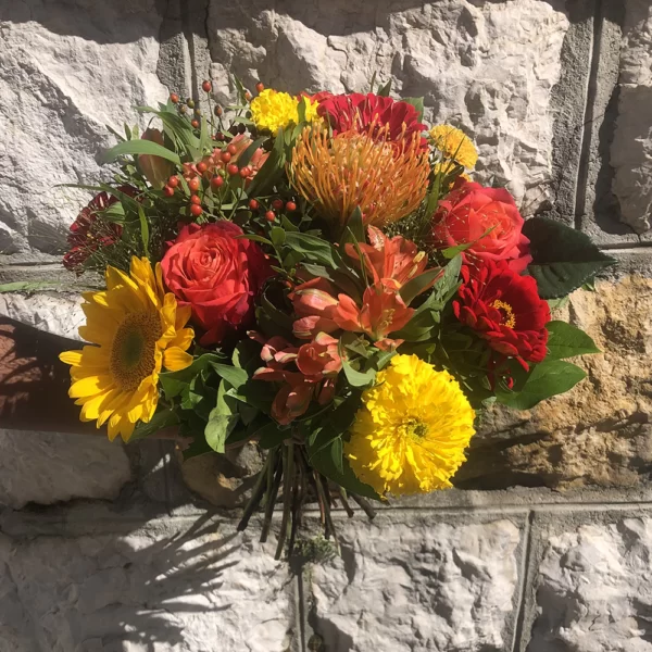 Bouquet de fleurs rond jaune orangé