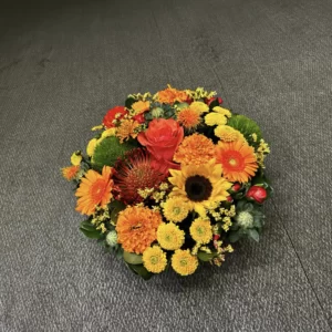 Arrangement floral rond jaune orangé