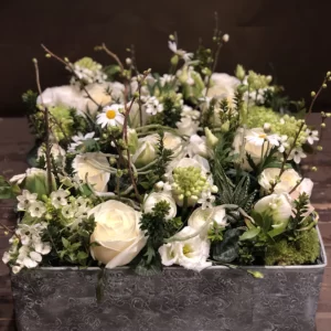 Arrangement floral paysagé blanc et vert
