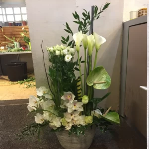 Arrangement floral stylisé blanc et vert