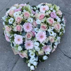 Coeur enterrement pastel rose