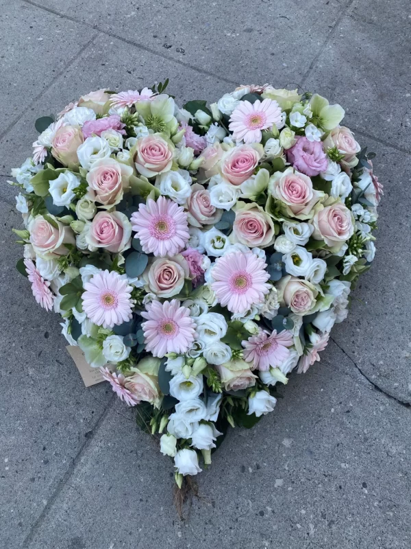 Coeur enterrement pastel rose