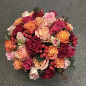 Arrangement floral rond tout en roses mélangées