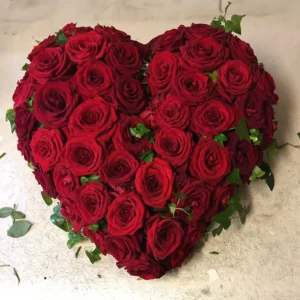 Coeur de rose pour enterrement, livraison de fleurs à Genève, artisan fleuriste Genève