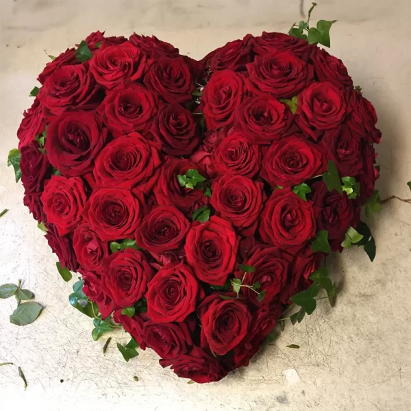 Coeur de rose pour enterrement, livraison de fleurs à Genève, artisan fleuriste Genève